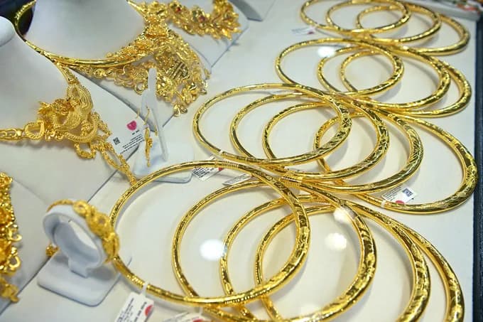 Vàng nữ trang được bày bán tại một cửa hàng trên phố Trần Nhân Tông, Hà Nội. Ảnh: Giang Huy